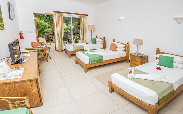 MLS_bed-breakfast-accommodation-seychelles_triple-room-bnb_slider_01