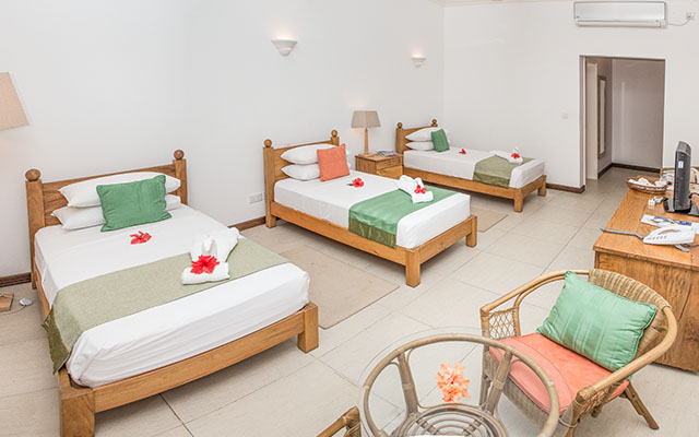 MLS_bed-breakfast-accommodation-seychelles_triple-room-bnb_slider_03