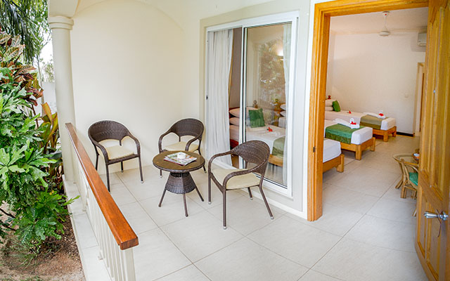 MLS_bed-breakfast-accommodation-seychelles_triple-room-bnb_slider_05